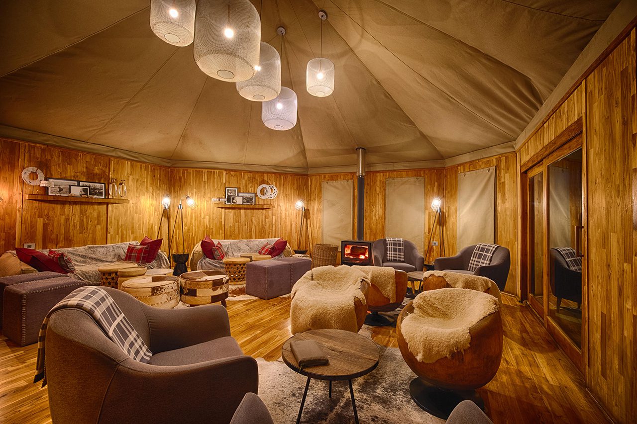 The Highlands Cozy Lounge with Wood Burning Stove